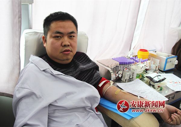 ���������У�ҽ����Ա�װ���ڹ��ҽ�߷��